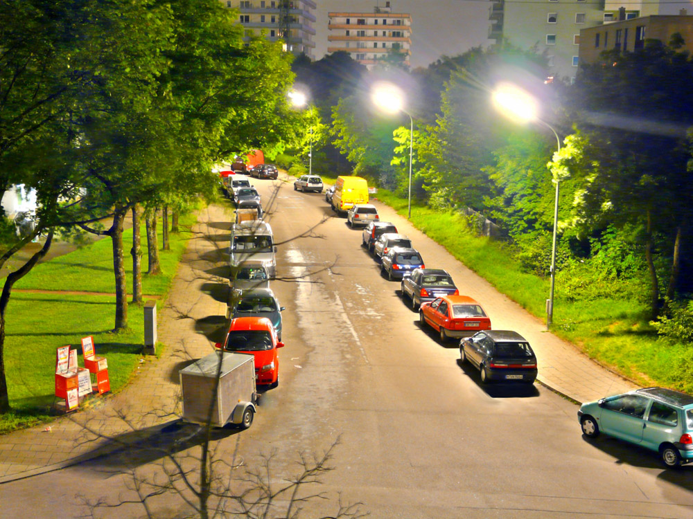 Die Straße vor dem Haus um 23 Uhr