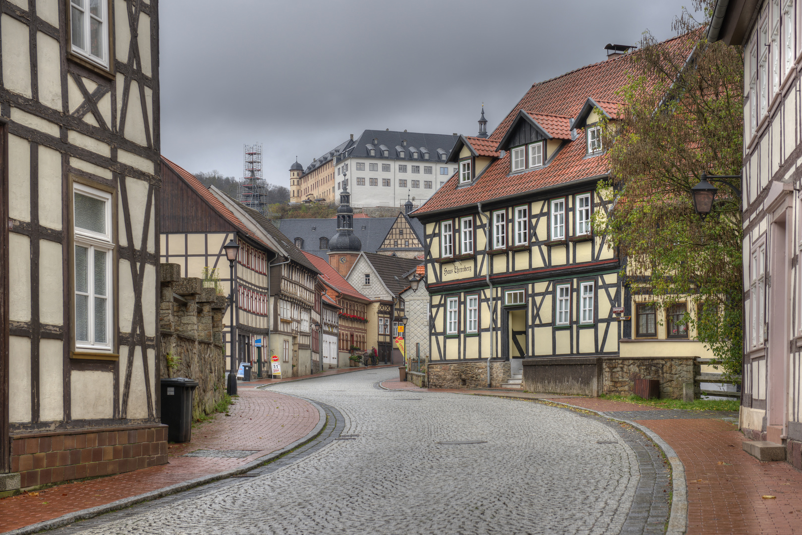 Die Straße zum Schloß.