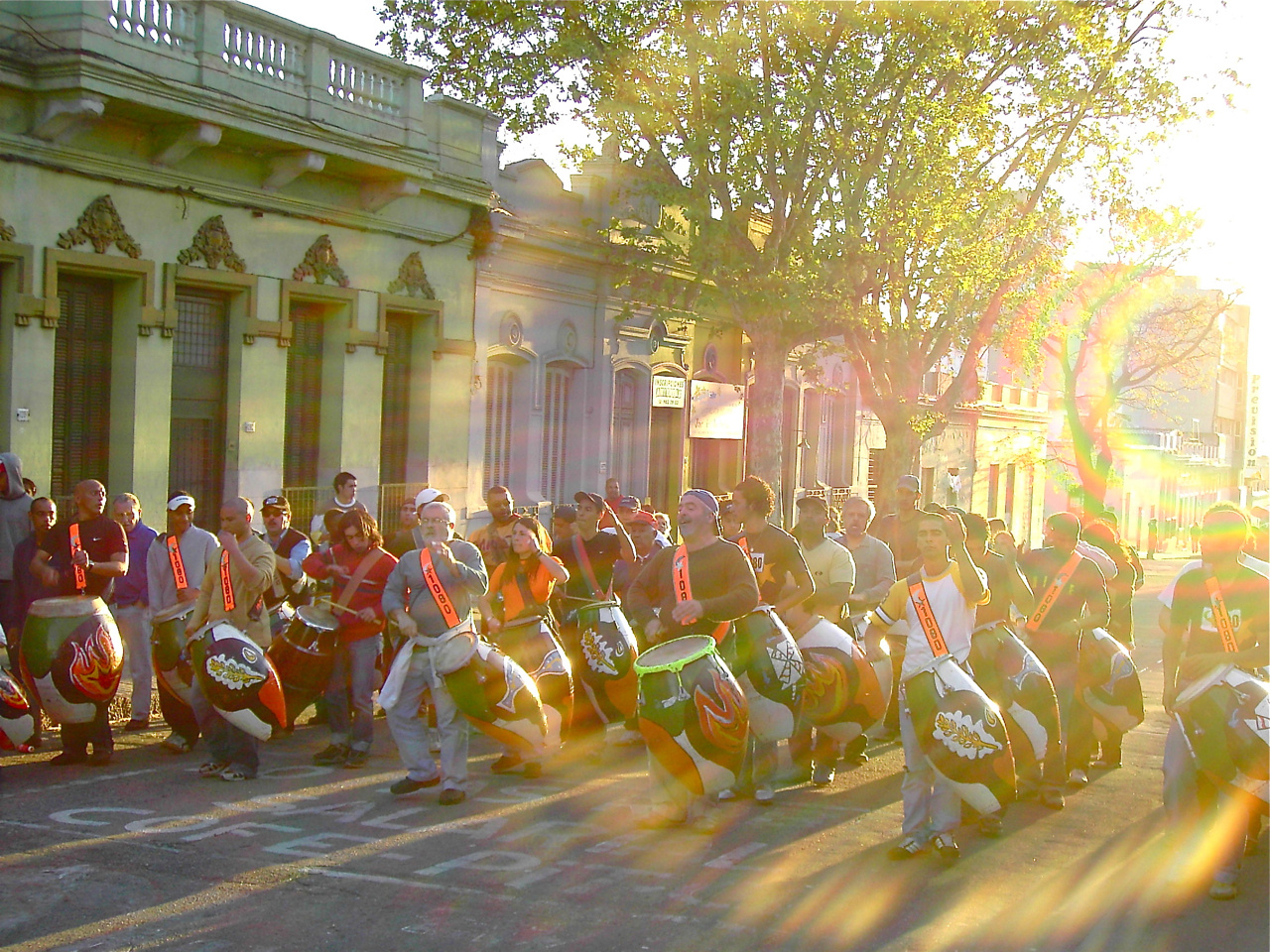 Die Straßen von Montevideo bei Gegenlicht