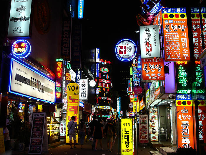 Die Strassen von Seoul (Südkorea) bei Nacht