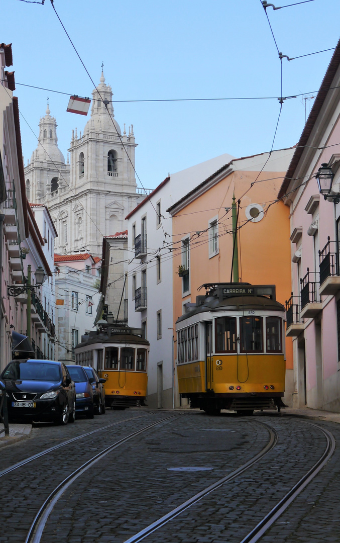 Die Straßenbahn 28 in der Alfama