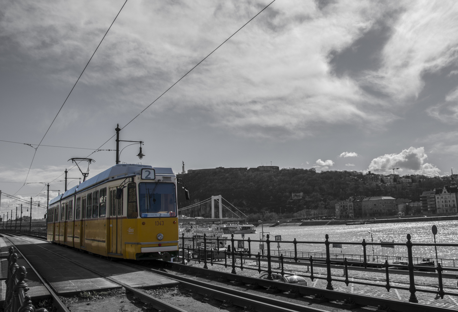 Die Straßenbahn am Donauufer