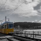 Die Straßenbahn am Donauufer