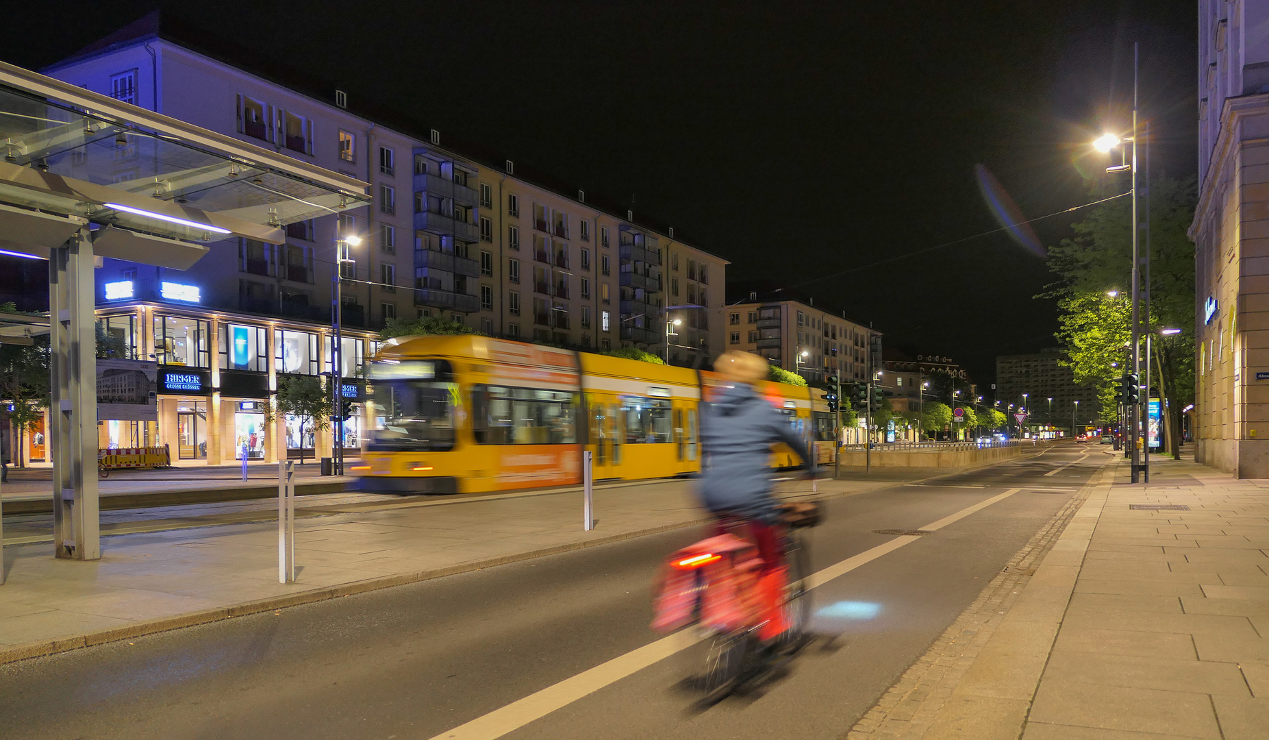 Die Straßenbahn fährt ab