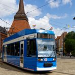 DIE STRASSENBAHN FÄHRT EINDEUTIG NACH RECHTS.