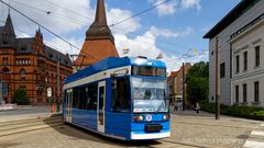 DIE STRASSENBAHN FÄHRT EINDEUTIG NACH RECHTS.