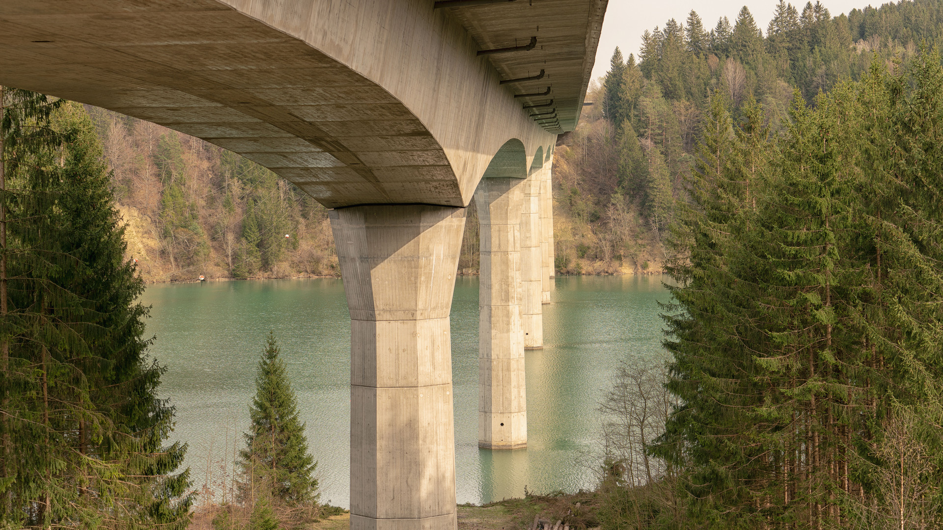 Die Straßenbrücke der B17 über den Lech bei Schongau