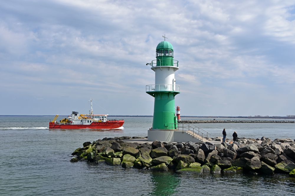 Die "Strelasund" passiert die Warnemünder Westmole