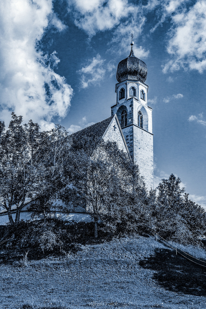 Die Stufen zur Kirche.