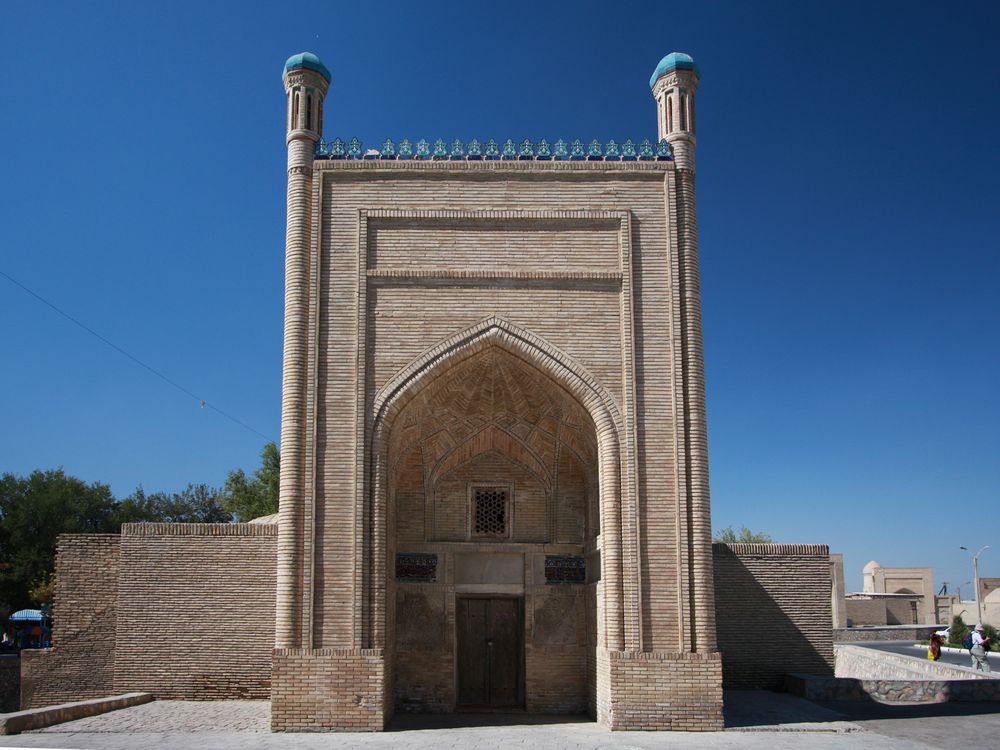Die südliche Hauptfassade der Moschee Maghak-e Attari