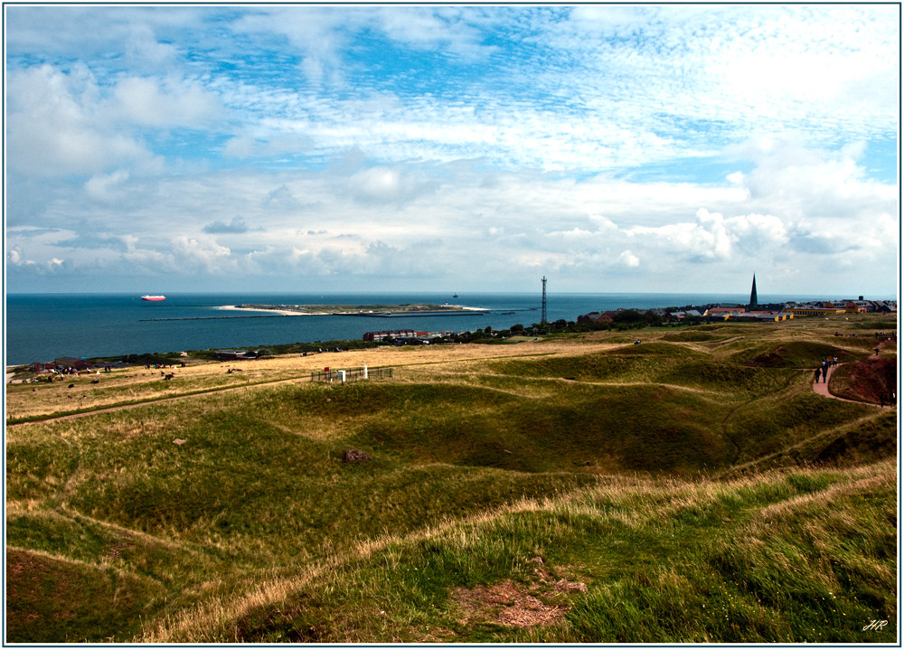 Die südliche Seite von Helgoland, mit der Insel Düne im Hintergrund.