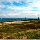 Die südliche Seite von Helgoland, mit der Insel Düne im Hintergrund.