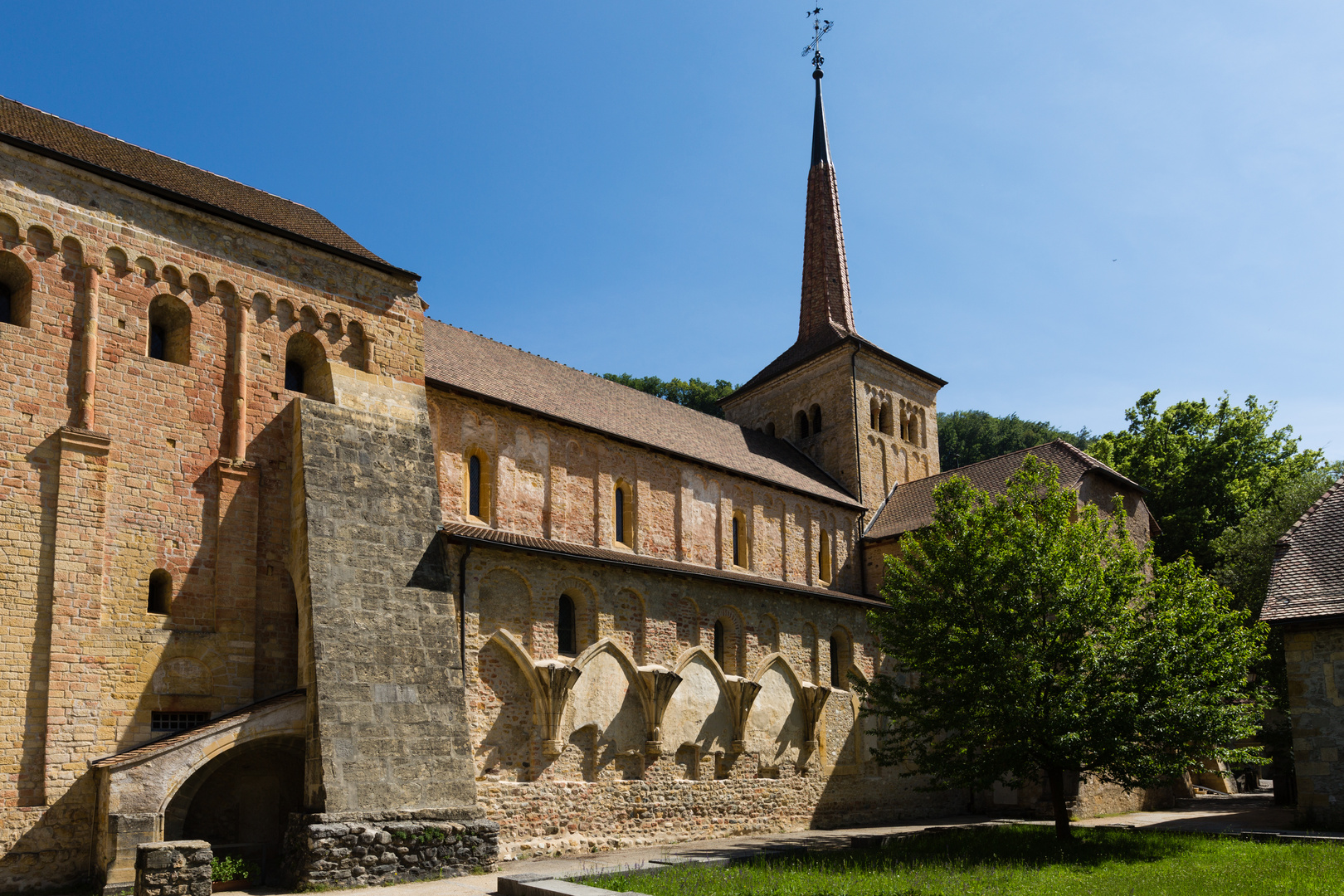 Die Südseite der Stiftskirche 1