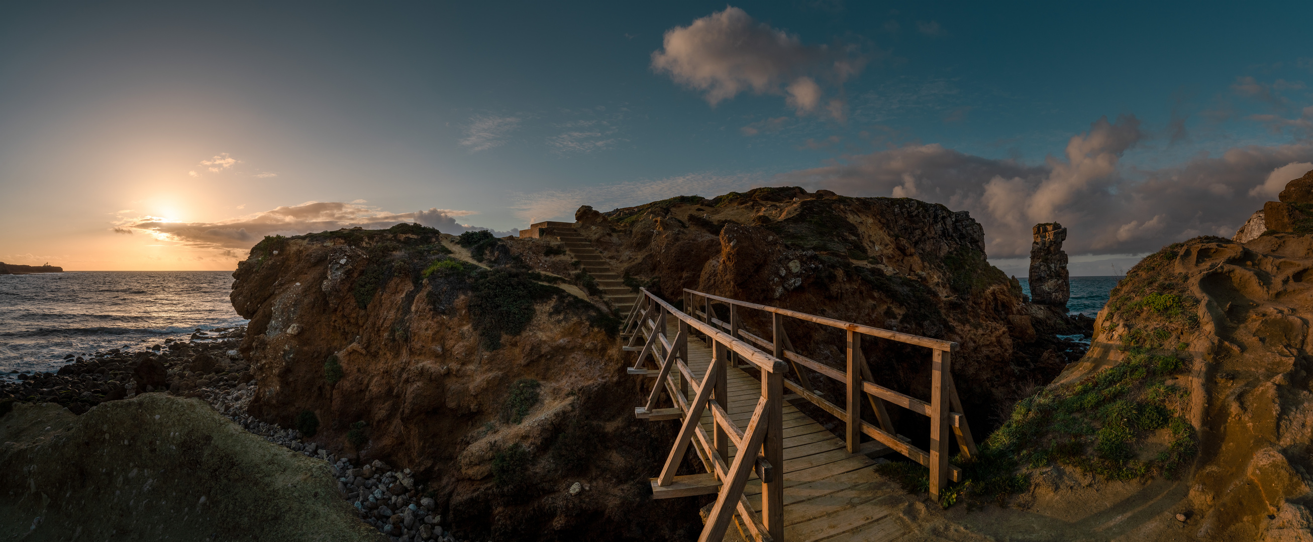 Die Sunset Cliffs von Peniche in Portugal (Papôa - Peniche)