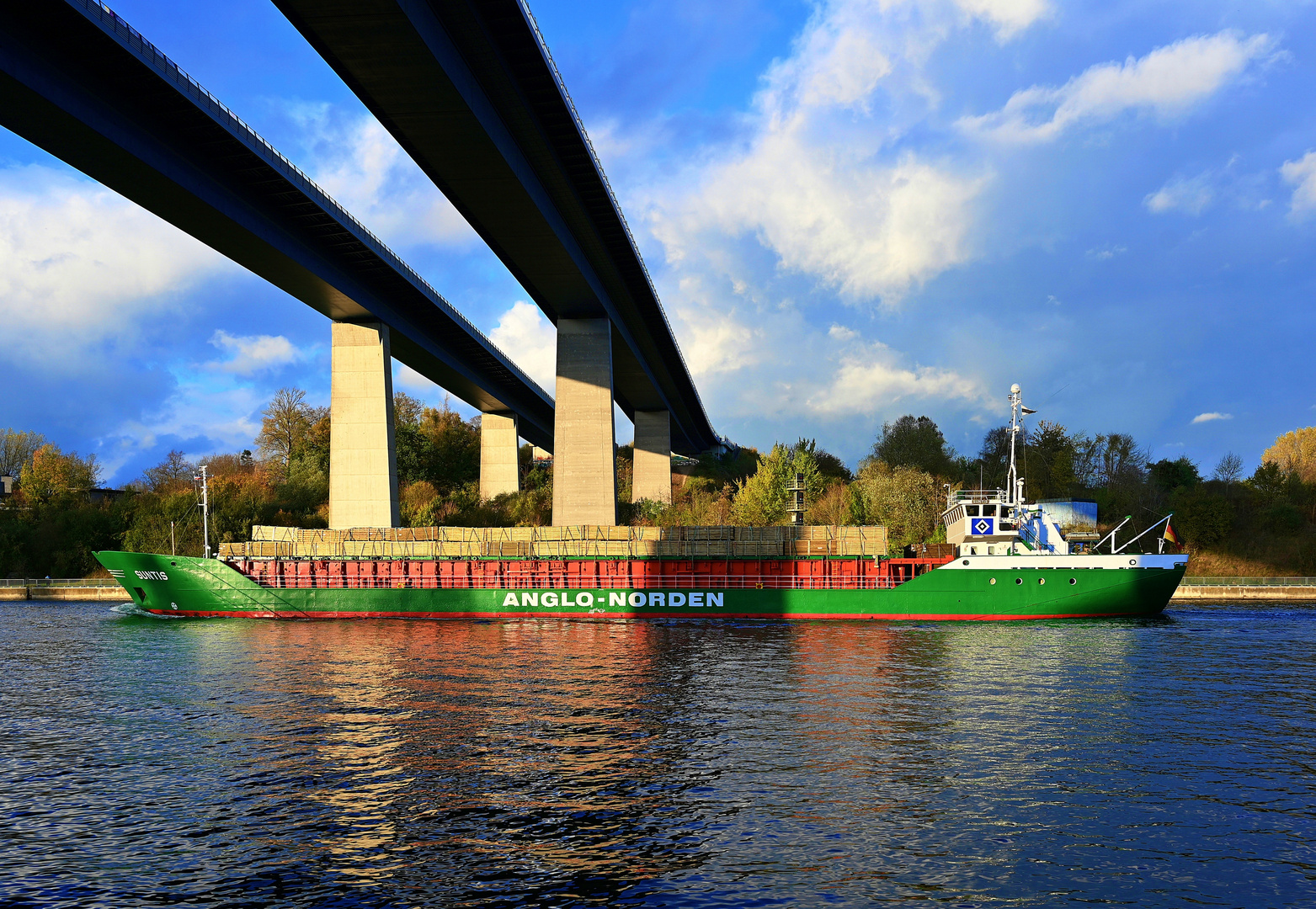 Die SUNTIS unter der Holtenauer Brücke in Kiel-Holtenau