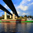 Die SUNTIS unter der Holtenauer Brücke in Kiel-Holtenau