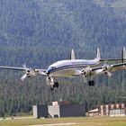 Die Super Constellation im Anflug auf Samedan