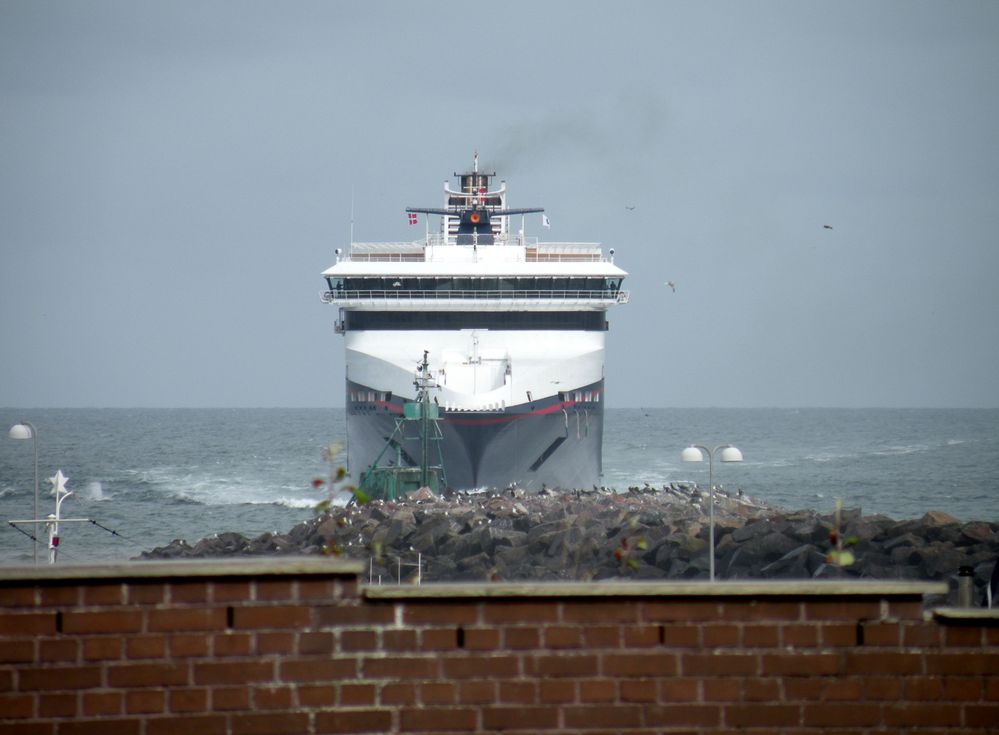 Die Superspeed 2 bei der Anfahrt in den Hafen von Hirtshals.