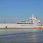 Die Superyacht Azzam auf Probefahrt auf der Außenweser