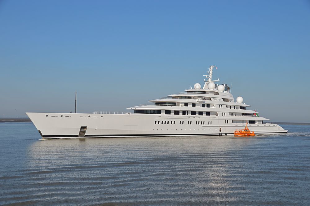 Die Superyacht Azzam auf Probefahrt auf der Außenweser