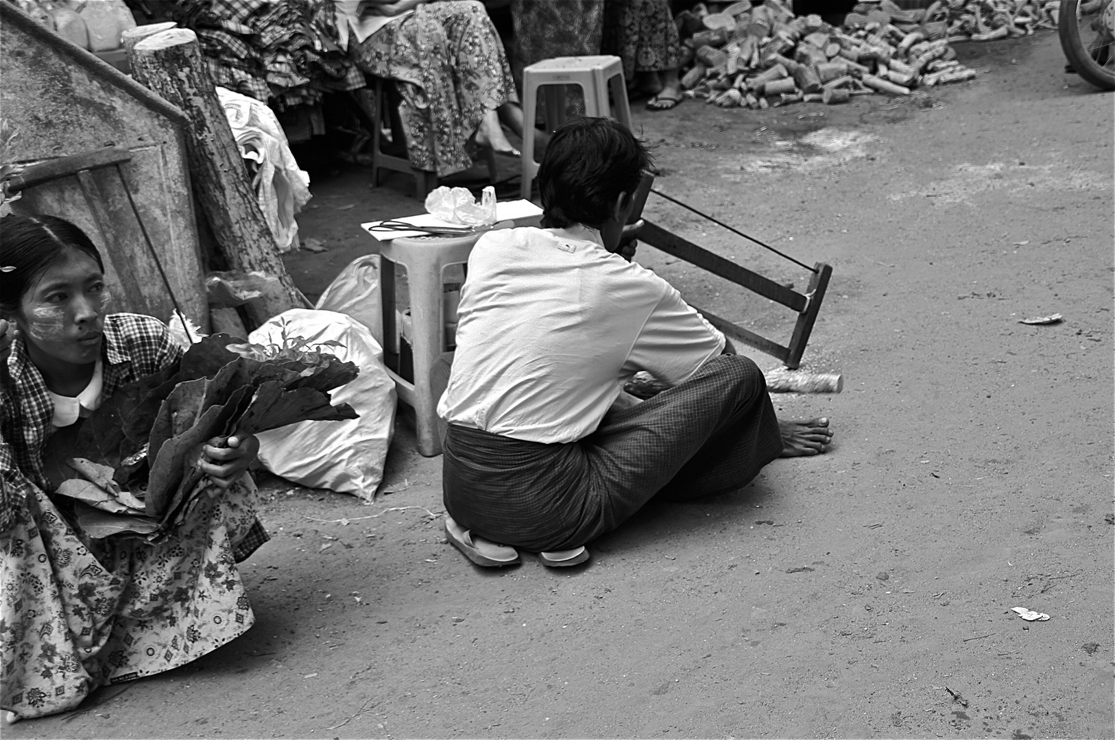 die tabakfrau und der sandelholzsäger, landmarkt, burma 2011