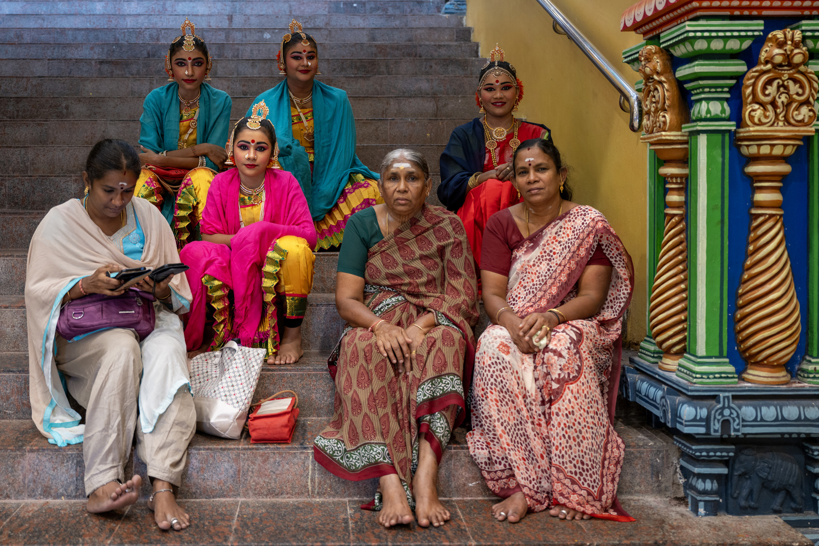 Die Tänzerinnen warten auf ihren Einsatz - Batu Caves