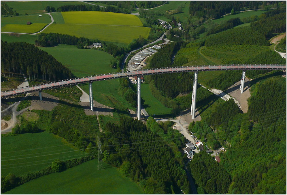 Die Talbrücke "Nuttlar" (2) Foto & Bild natur, fliegen, landschaft