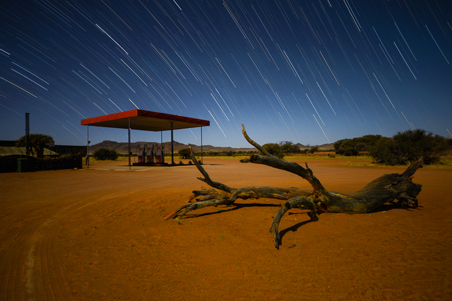 Die Tankstelle in Betta - Startrails