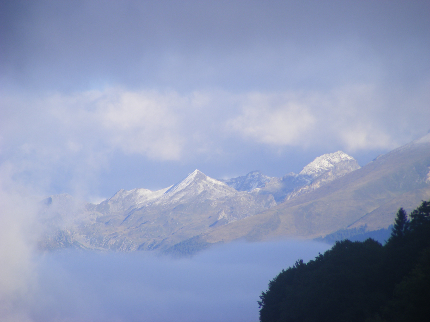 Die Tauern tauchen aus dem Hochnebel auf