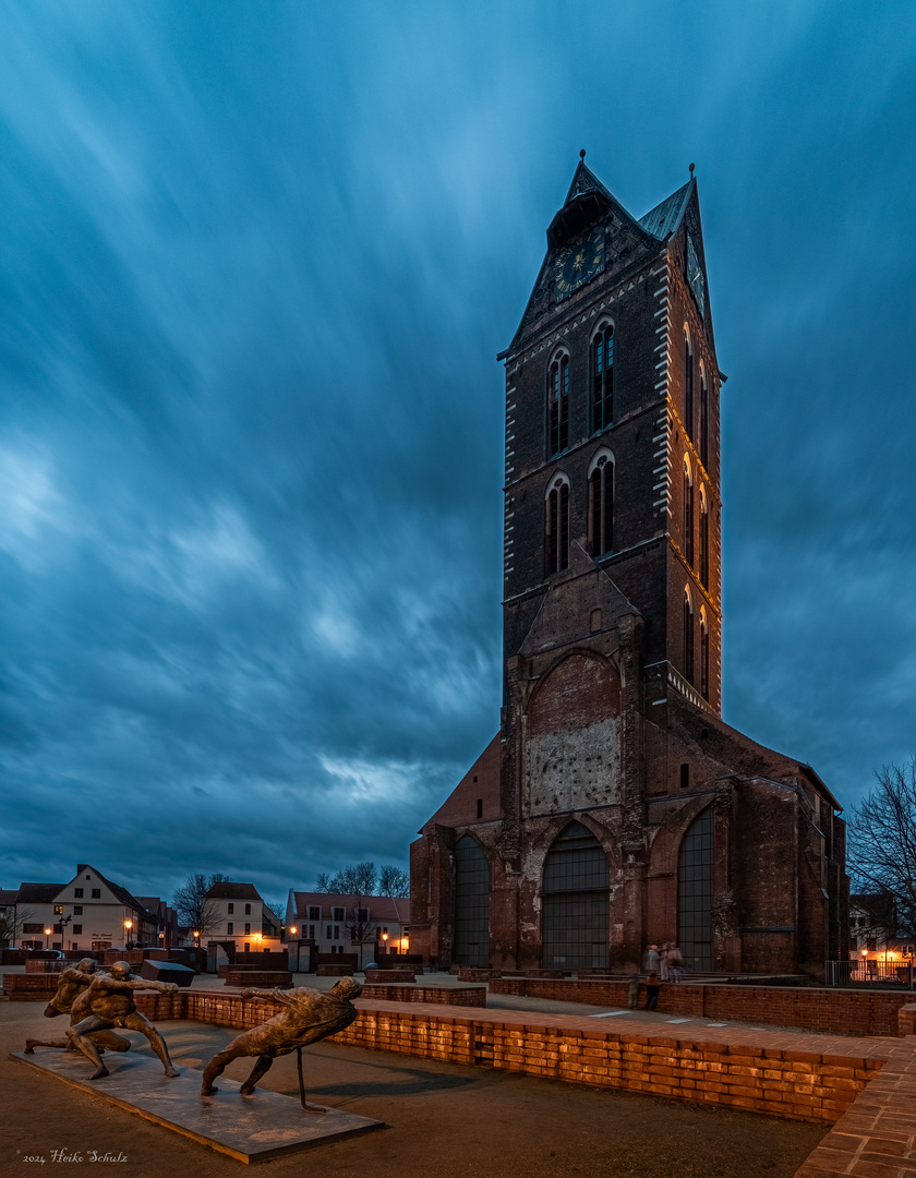 Die Tauzieher am Marienkirchturm