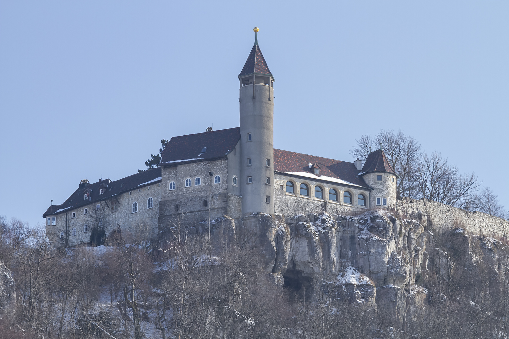 Die Teck während eines Wintereinbruchs im März