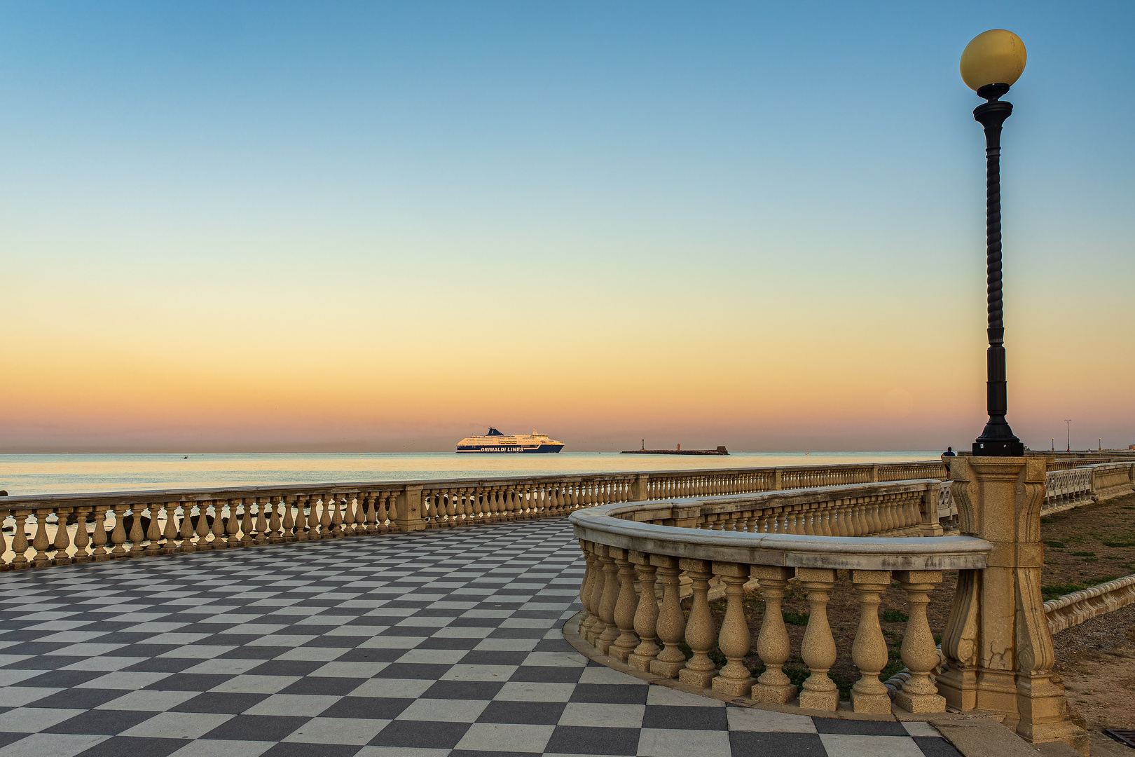 Die Terrazza Mascagni bei Sonnenuntergang (2) - ein Schiff wird kommen