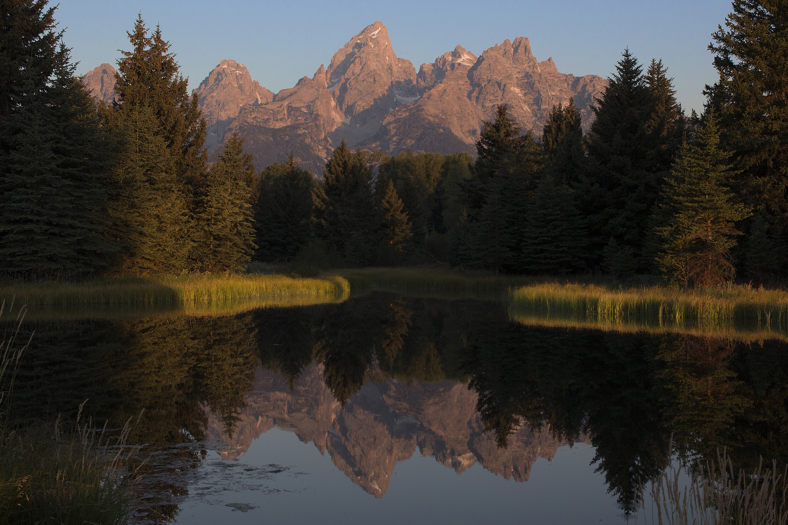 Die Tetons spiegeln sich in totem Arm des Snake Rivers