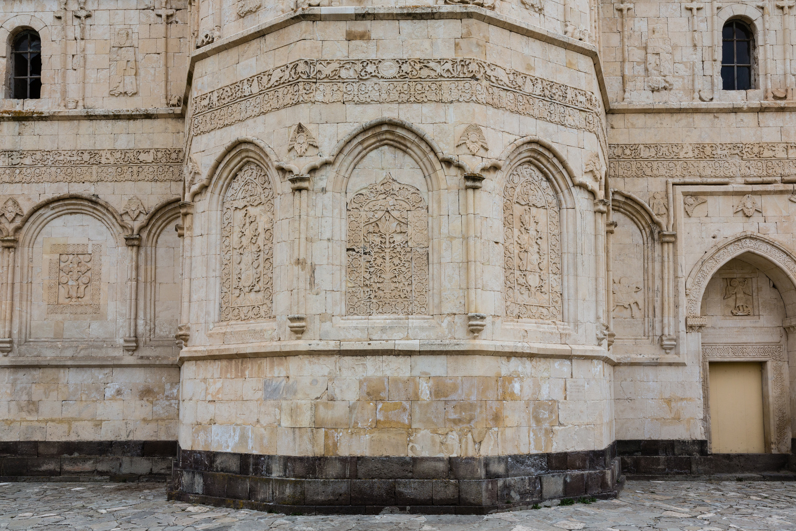 Die Thaddäuskirche (Fassadenausschnitt)