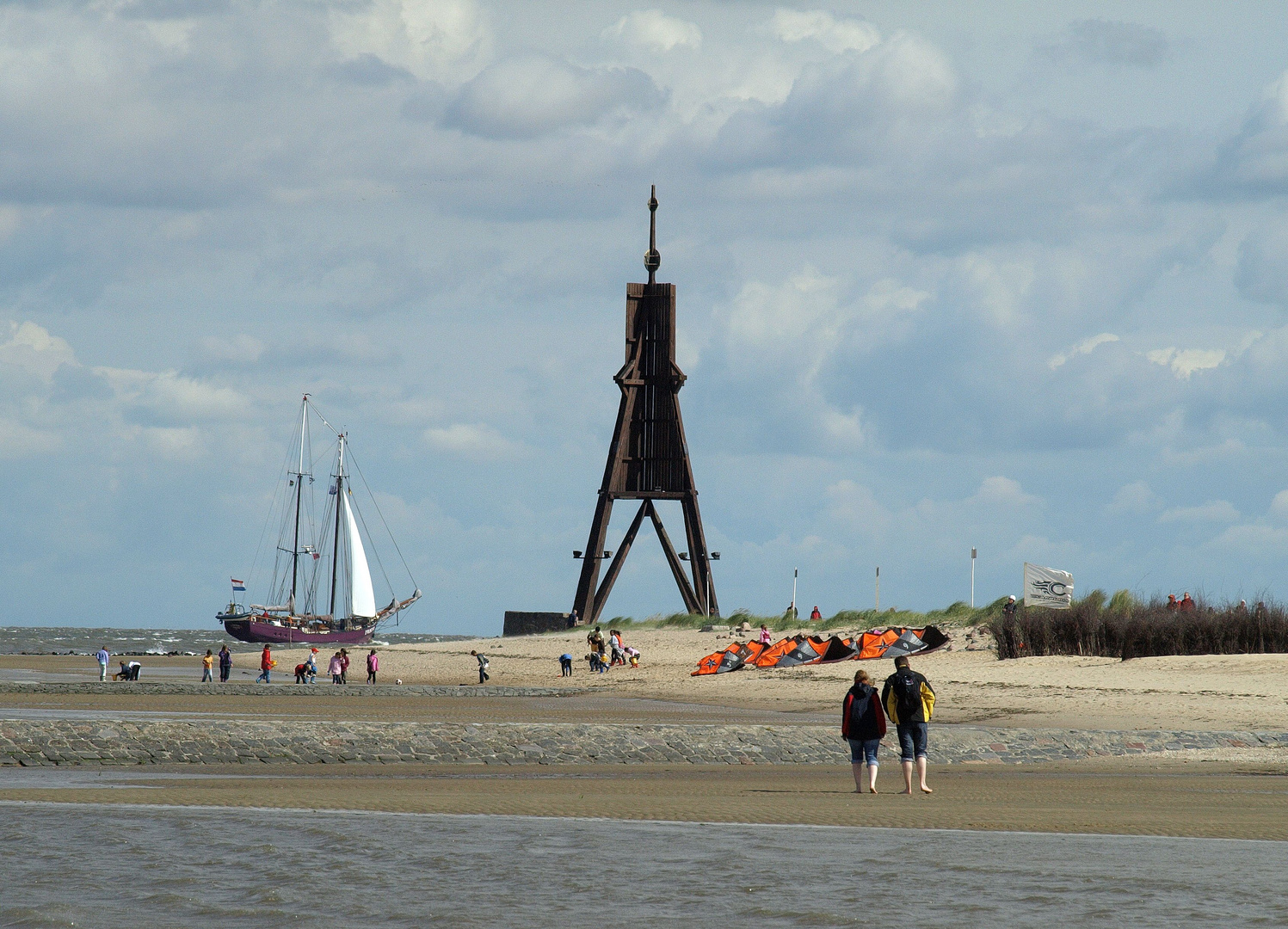 Die Thalassa vor der Kugelbarke Cuxhaven