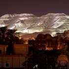 die thebanischen berge sind wieder beleuchtet