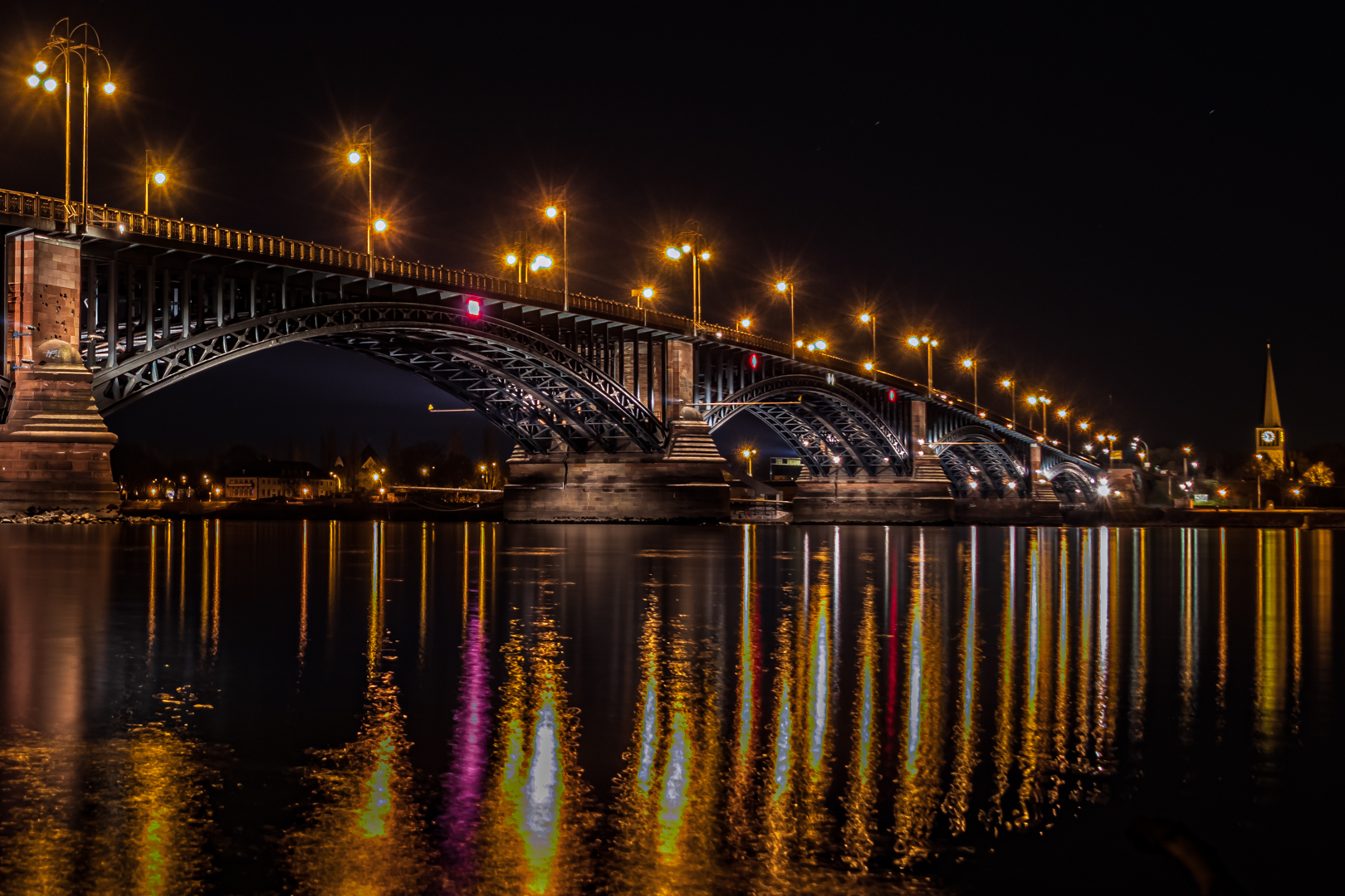 Die Theodor-Heuss-Brücke bei Nacht.