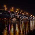 Die Theodor-Heuss-Brücke bei Nacht.