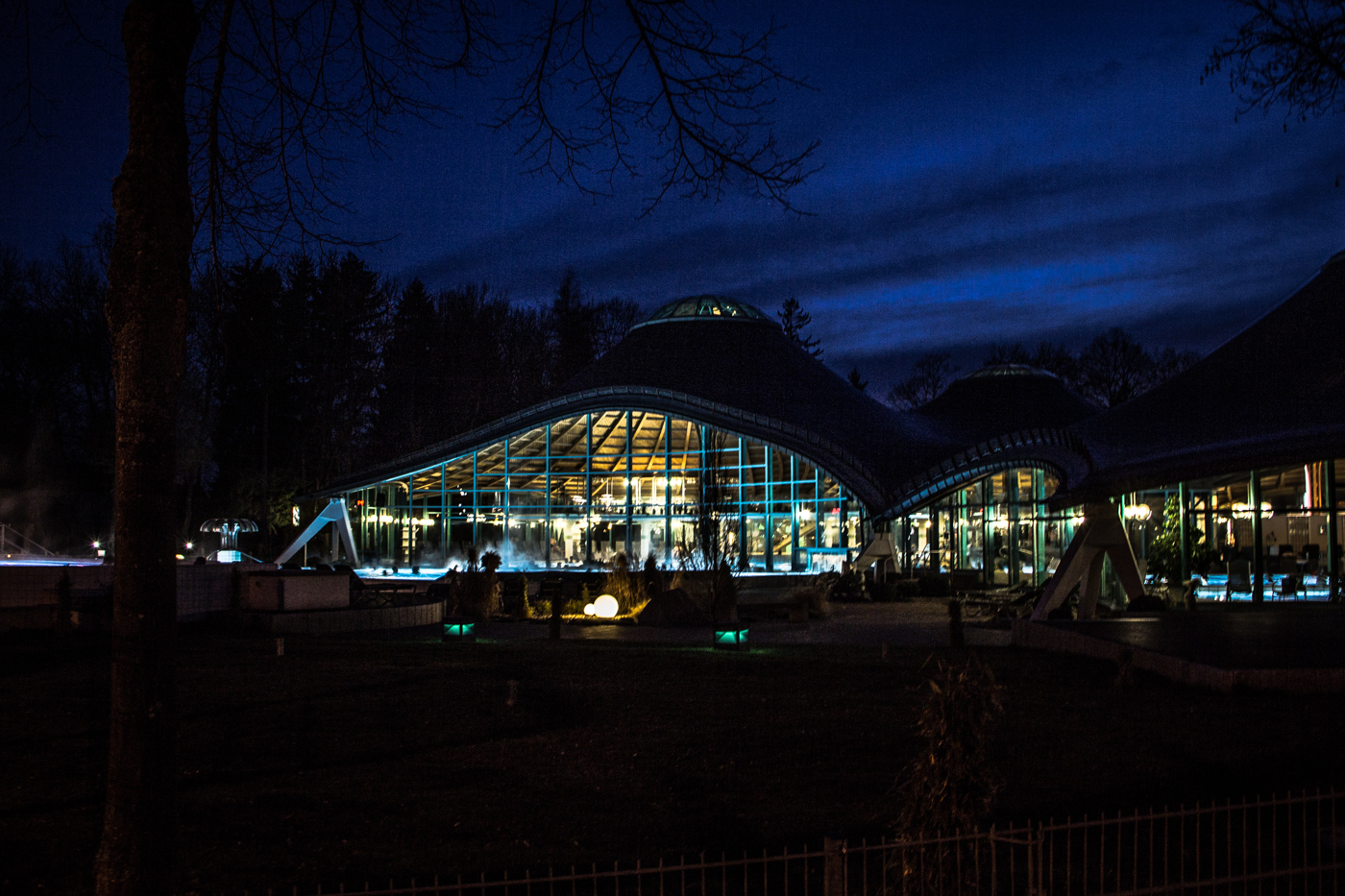 Die Therme zur blauen Stunde