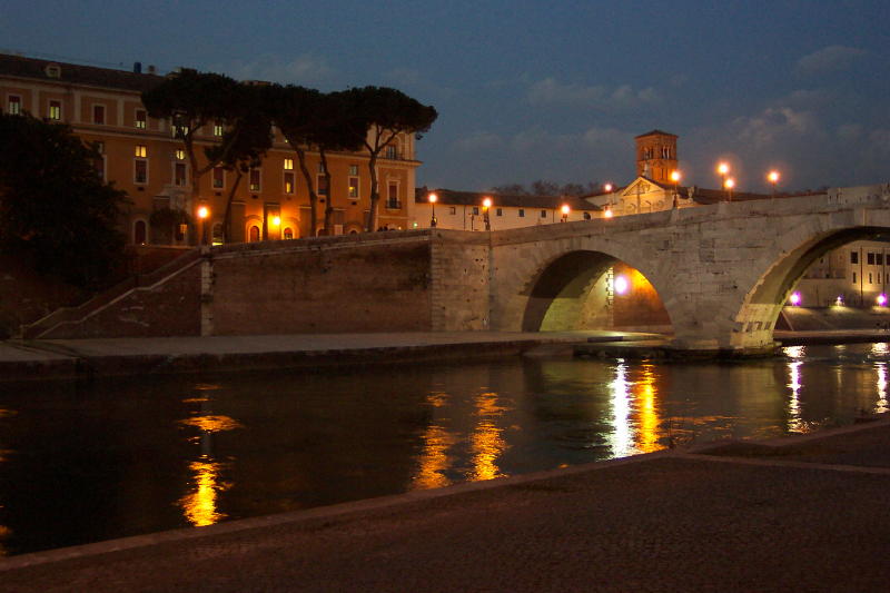 Die Tiber-Insel bei Nacht