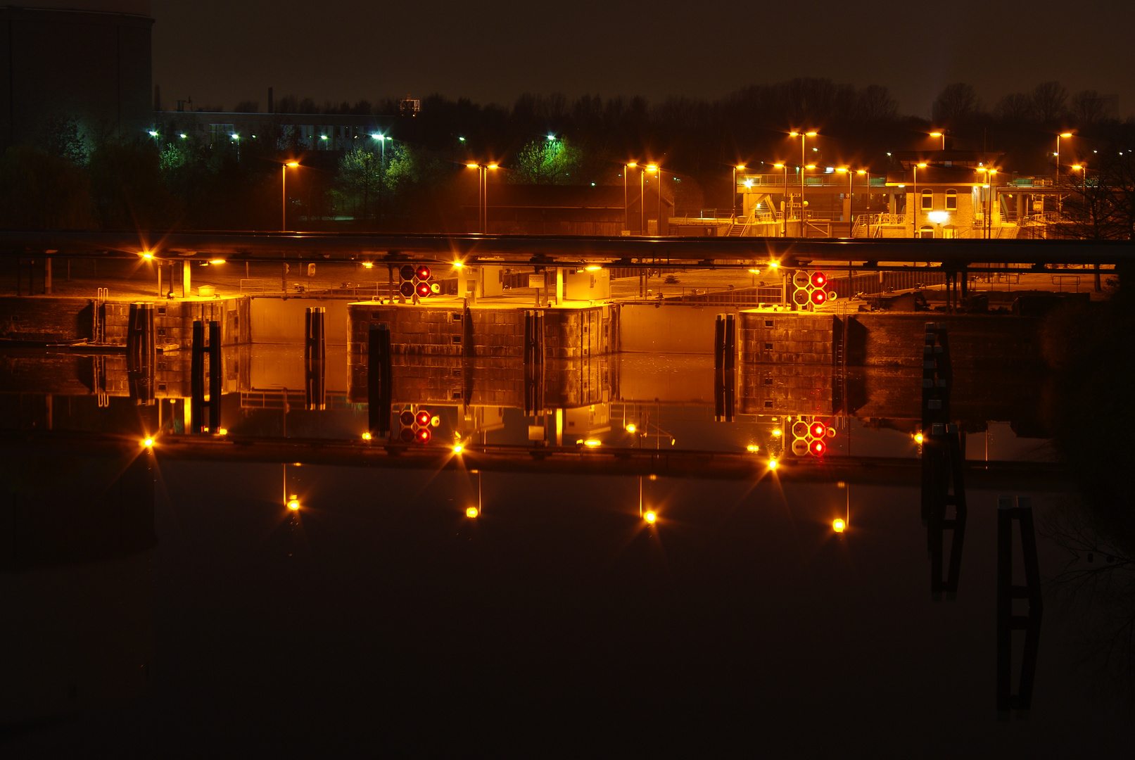 Die Tiefstack Schleuse bei Nacht.