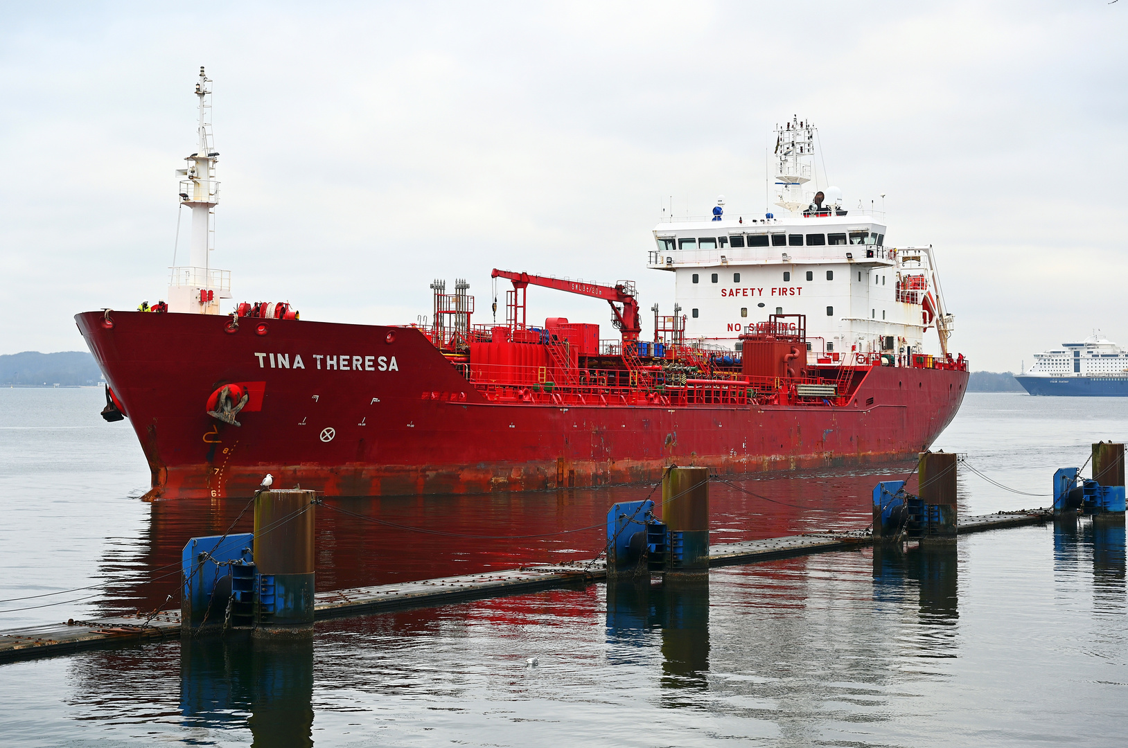 Die TINA THERESA vor der Schleuse Kiel Holtenau