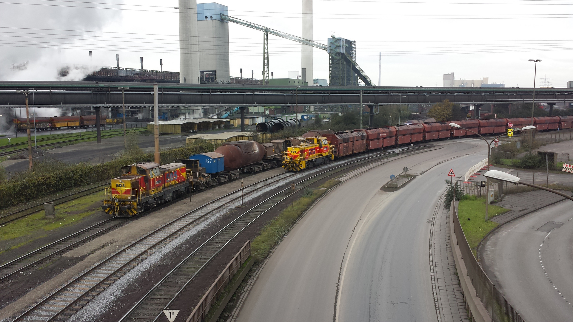 Die TKS 505 mit 2 Torpedopfannen und die TKS 522 mit Falns am 18.11.2017 in Duisburg Alsumerstrasse