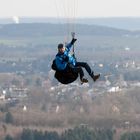 Die tollkühnen Flieger an ihren bunten Seilen