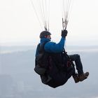 Die tollkühnen Flieger an ihren bunten Seilen_