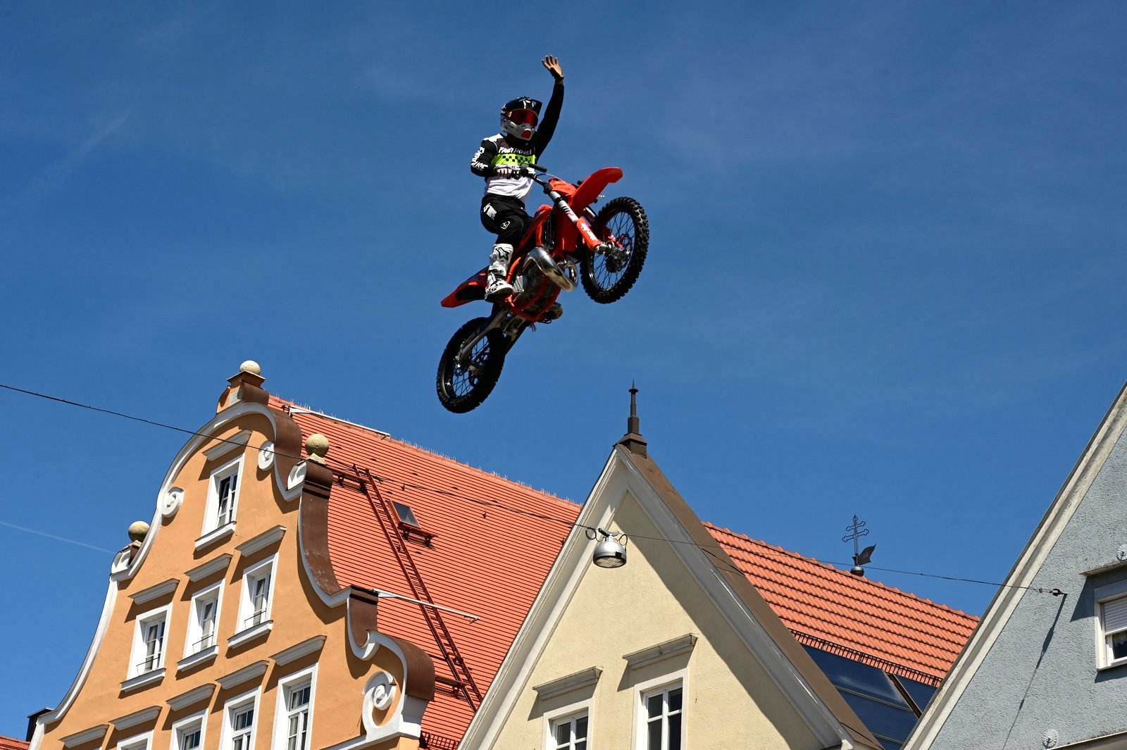 Die tollkühnen Männer auf ihren fliegenden Kisten