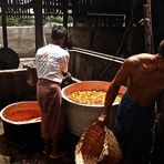 die tomatensoßefachkräfte in der klosterküche, amarapura, burma 2011