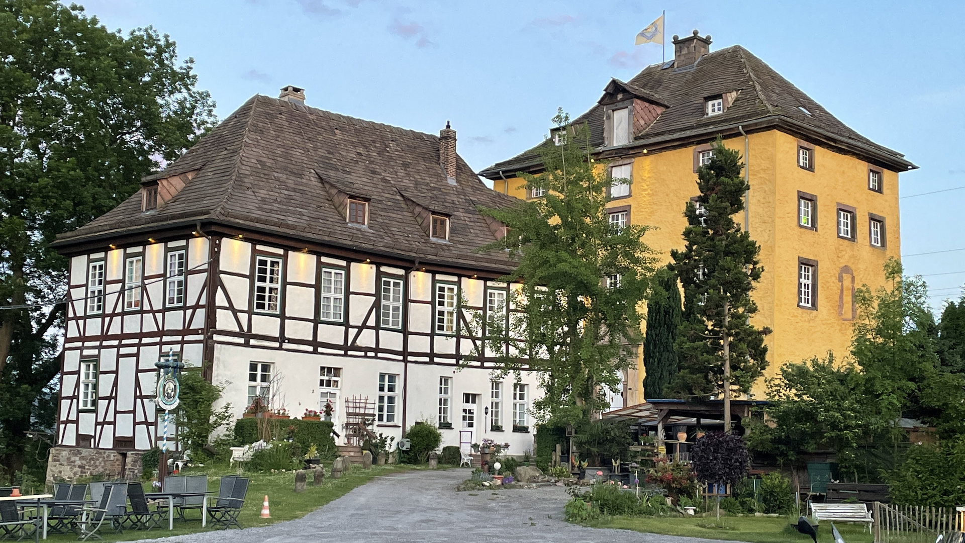 Die Tonenburg im Abendlicht