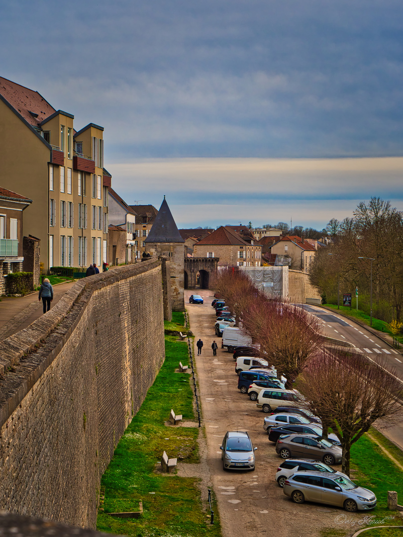 Die Tore ganz hinten ist eine Stadteinfahrt