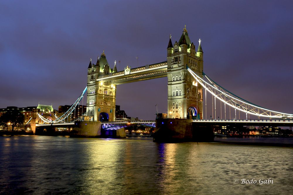 Die Tower Bridge am Abend